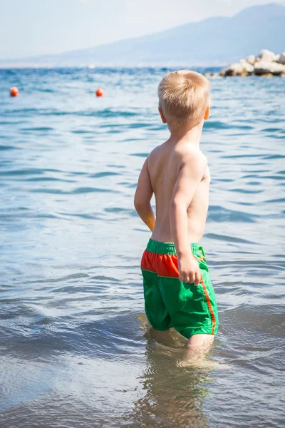 Boy playing in water — Stock Photo, Image