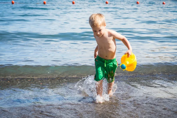 Boy playing in water — Stock Photo, Image