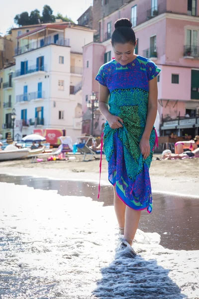 Giovane donna sulla spiaggia — Foto Stock