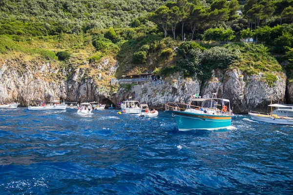 Yachts à voile près de l'île de Capri en Italie — Photo