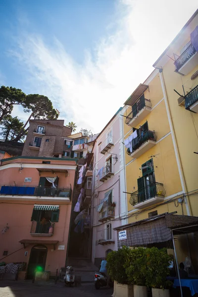 Casas coloridas en la ciudad turística —  Fotos de Stock