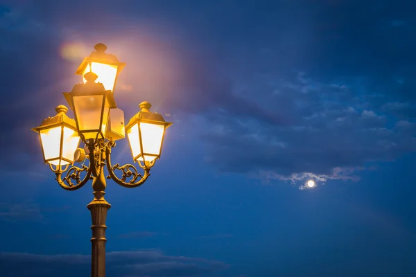 Farola en la noche —  Fotos de Stock