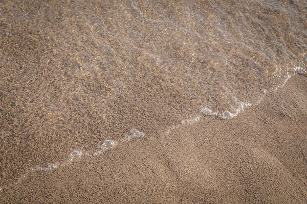 Хвиля на чистому піщаному пляжі — стокове фото