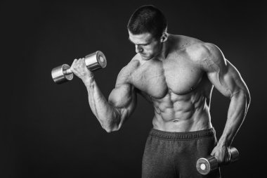 yakışıklı kaslı adam dumbell ile çalışma dışarı