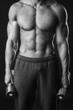 Yakışıklı kaslı adam egzersizleri dumbbells ile yapma