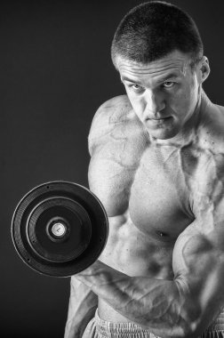 yakışıklı kaslı adam dumbell ile çalışma dışarı