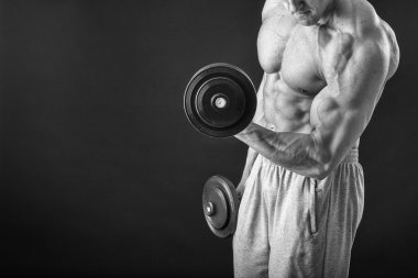 yakışıklı kaslı adam dumbell ile çalışma dışarı