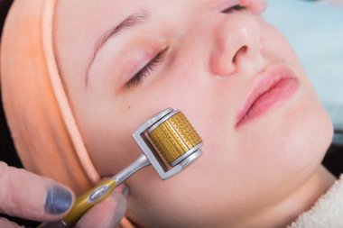 Müşterinin yüzüne Spa yordamı