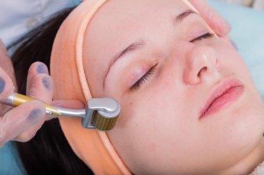 Müşterinin yüzüne Spa yordamı