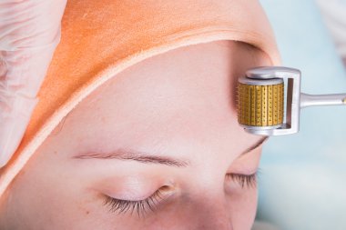 Müşterinin yüzüne Spa yordamı