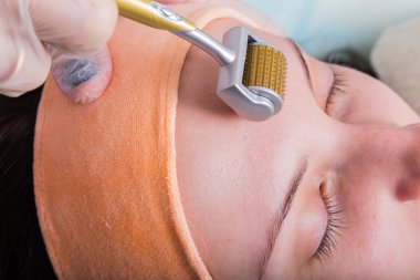 Müşterinin yüzüne Spa yordamı