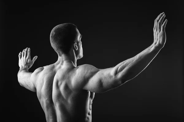 Культурист показує свої м'язи — стокове фото