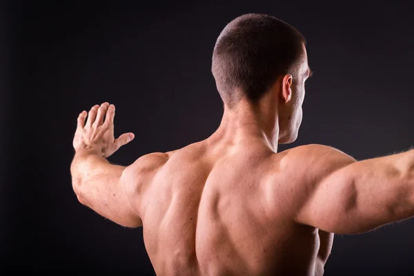 Bodybuilder toont zijn spieren — Stockfoto