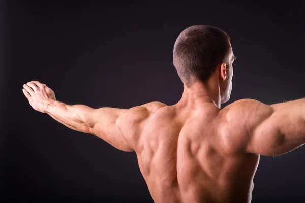 Bodybuilder toont zijn spieren — Stockfoto