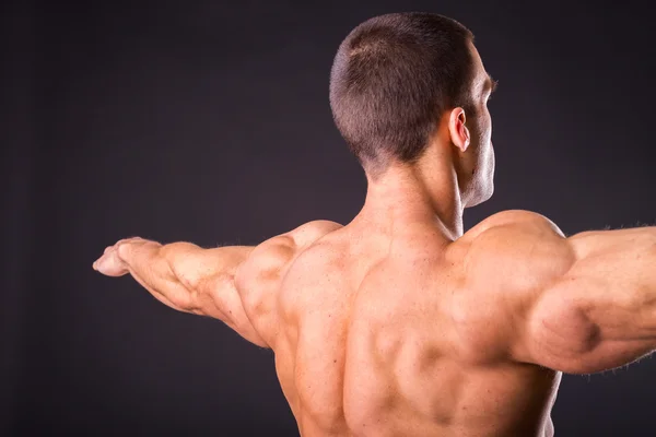 Bodybuilder zeigt seine Muskeln — Stockfoto