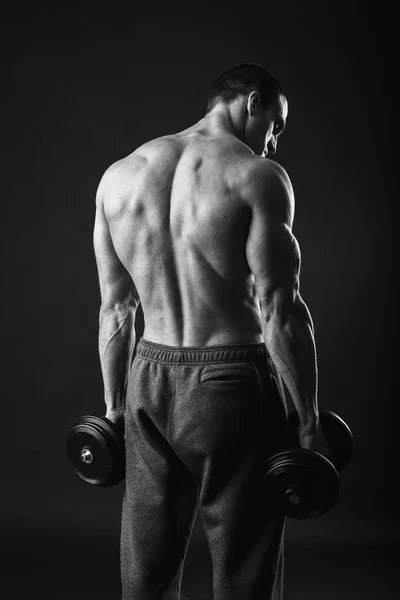 Hombre musculoso guapo haciendo ejercicios con pesas —  Fotos de Stock