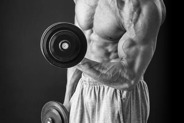 Yakışıklı kaslı adam egzersizleri dumbbells ile yapma — Stok fotoğraf