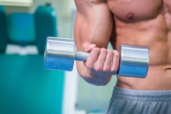 Homme musclé travaillant avec haltères — Photo