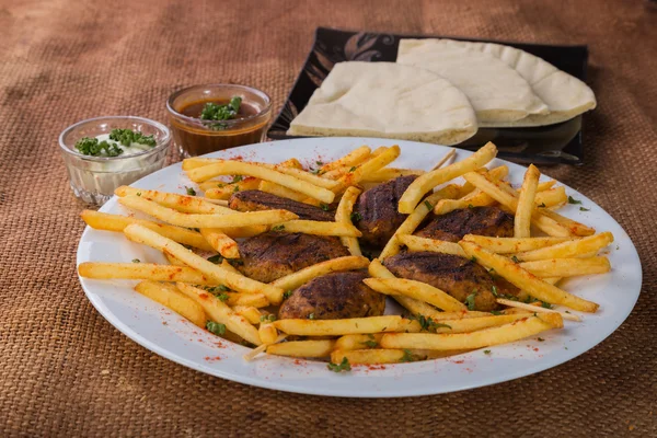 Картофель с котлетами мяса — стоковое фото