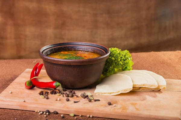 Восточный суп с хлебом — стоковое фото