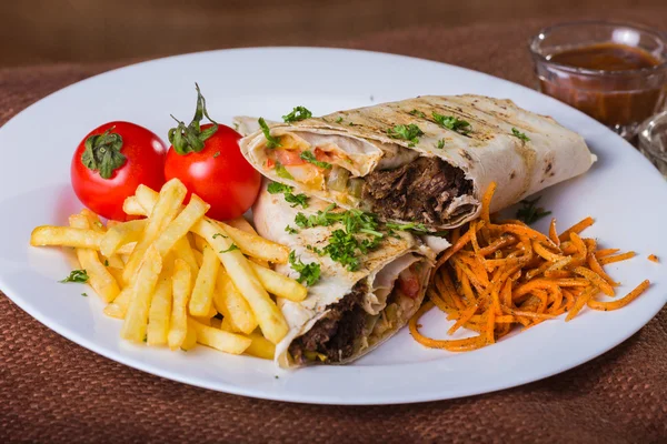 Shawarma mit Kartoffeln und Gemüse — Stockfoto