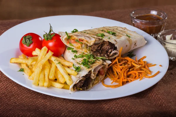 Shawarma com batatas e legumes — Fotografia de Stock