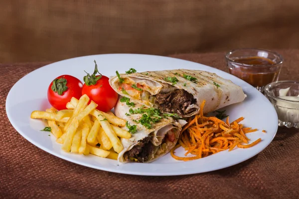 Shawarma with potatoes and vegetables — Stock Photo, Image