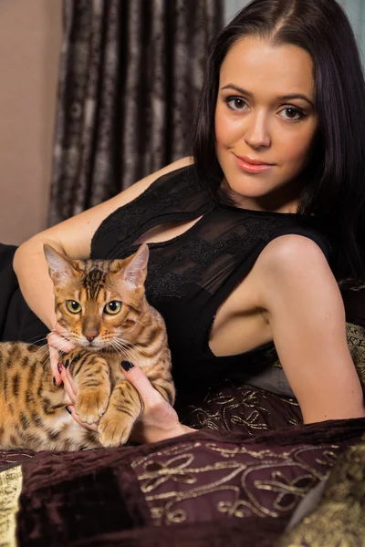 Schöne Frau und Katze — Stockfoto