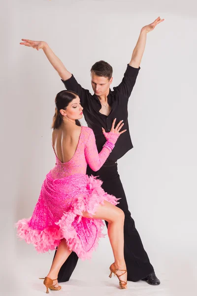 Ballroom dansers in dansen poses — Stockfoto