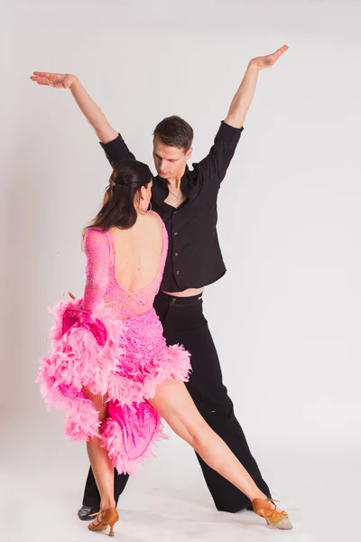 Ballroom dansers in dansen poses — Stockfoto