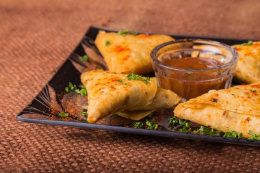 Kızarmış ekmeği sosu ile