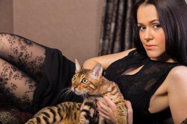 güzel kadın ve kedi