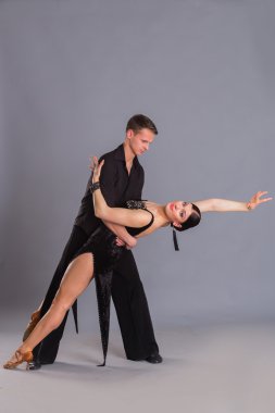 Pozlar dans balo salonu dansçılar