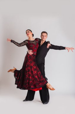 Pozlar dans balo salonu dansçılar