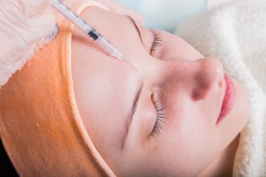 Müşterinin yüzüne Spa yordamı