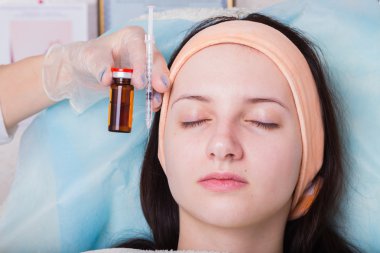 Müşterinin yüzüne Spa yordamı