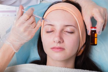 Müşterinin yüzüne Spa yordamı