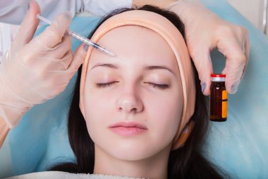 Müşterinin yüzüne Spa yordamı