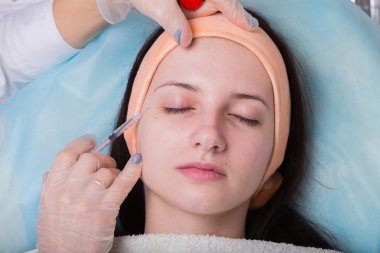 Müşterinin yüzüne Spa yordamı