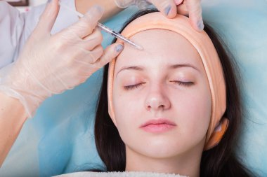 Müşterinin yüzüne Spa yordamı