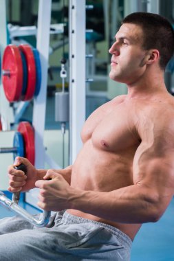 Spor salonunda egzersiz yapan erkek