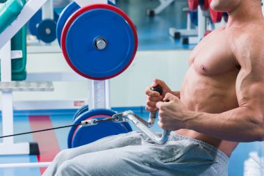 Spor salonunda egzersiz yapan erkek