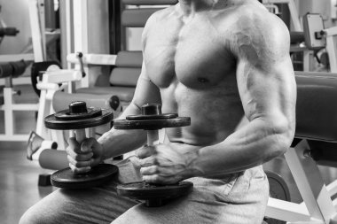 Spor salonunda egzersiz yapan erkek