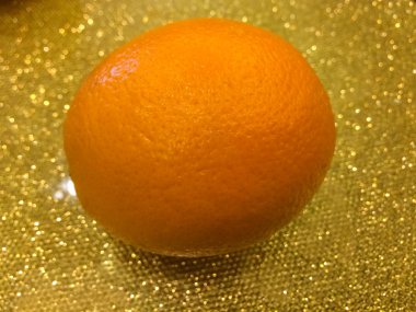 Portakal altın arka plan üzerinde