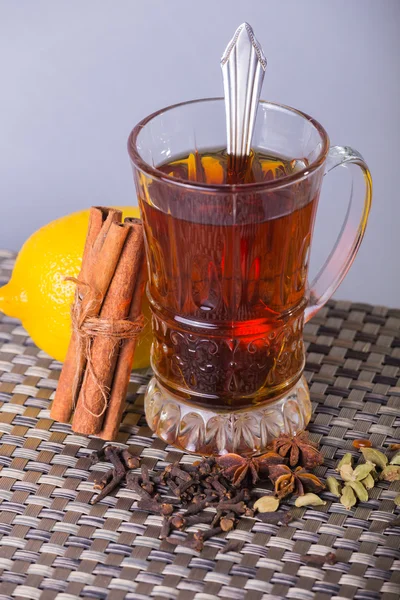 Taza de té con limón — Foto de Stock