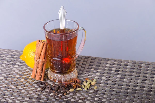 Taza de té con limón — Foto de Stock