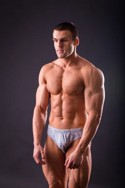 健美运动员展示他的肌肉 — 图库照片