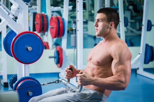 Hombre haciendo ejercicios en el gimnasio —  Fotos de Stock