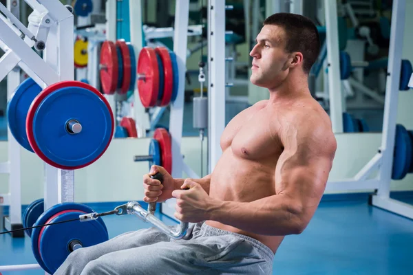 Man göra övningar i gym — Stockfoto