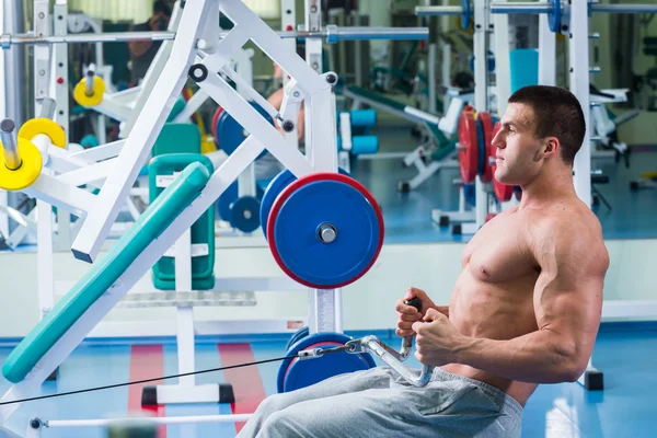 Hombre haciendo ejercicios en el gimnasio —  Fotos de Stock